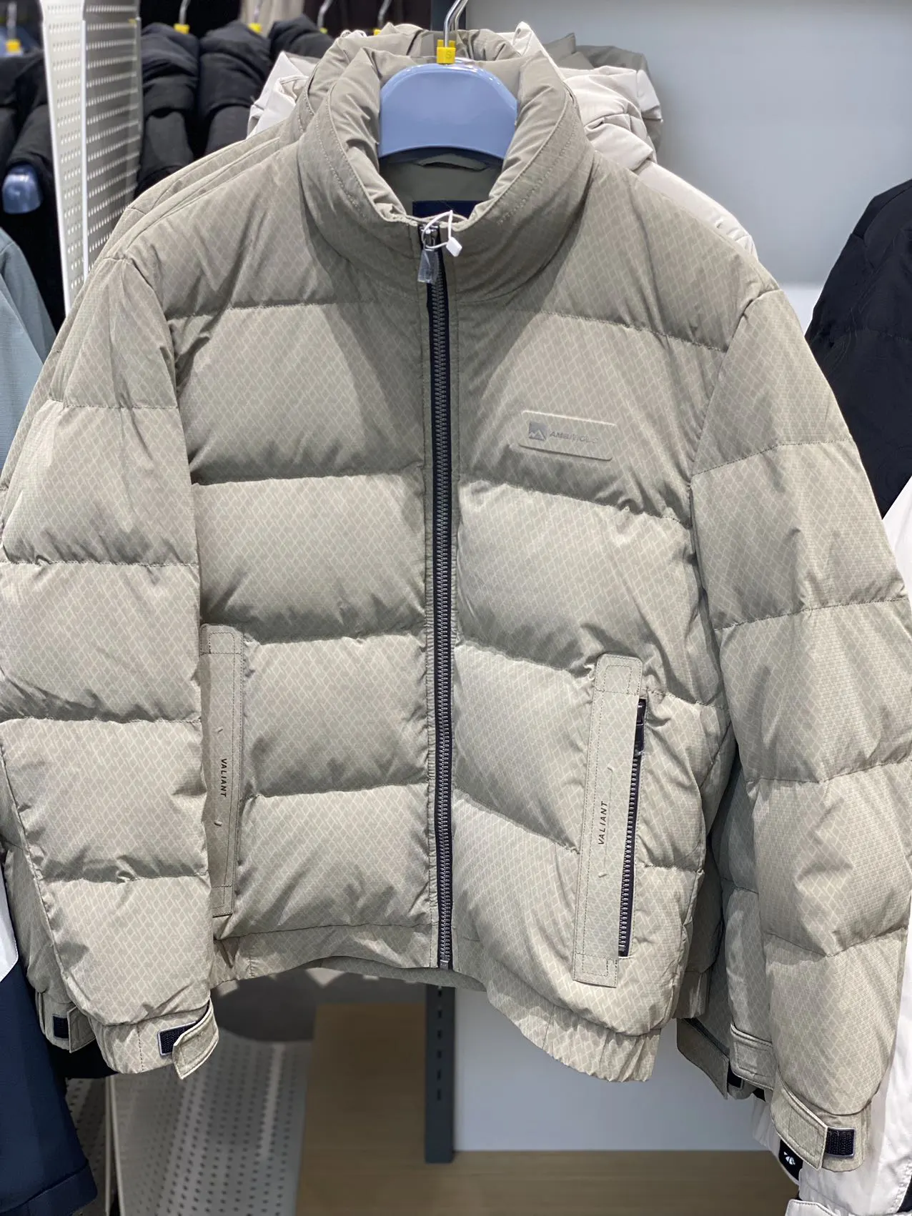 Áo Phao Siêu Nhẹ: Lựa Chọn Hoàn Hảo Cho Mùa Đông Tiện Lợi và Thời Trang